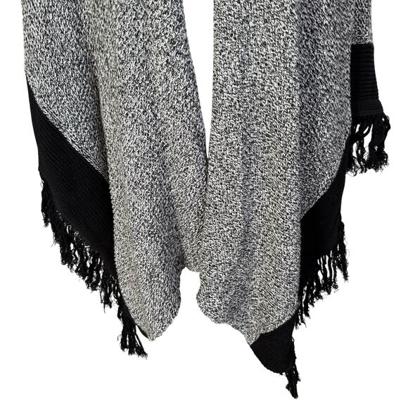 Cabi Shawl 3361 Women's One Size OS Pepper Black White Fringe  Cape Sweater - Picture 3 of 7